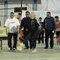 Wakil Wali Kota Palu, Imelda Liliana Muhidin, melakukan tendangan bola pertama sebagai simbol pembukaan turnamen futsal di Kota Palu, Rabu 12 Maret 2025. Foto: Pemkot Palu