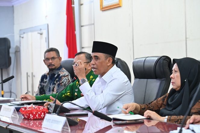 
 Gubernur Sulawesi Tengah (Sulteng) Anwar Hafid memimpin rapat strategis terkait proses perizinan bersama perangkat daerah di ruang polibu, Kantor Gubernur Sulteng, Jumat 14 Maret 2025. Foto: Pemprov Sulteng