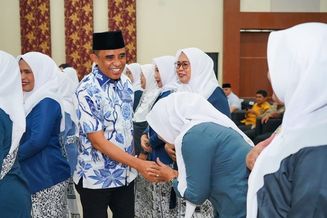 
 Gubernur Sulawesi Tengah, Anwar Hafid, menyapa dan bersalaman dengan para anggota Ikatan Bidan Indonesia (IBI) Sulteng dalam acara kolaborasi mendukung program BERANI Sehat, yang fokus pada peningkatan layanan kesehatan ibu dan anak serta pencegahan stunting, Sabtu 15 Maret 2025. Foto: Pemprov Sulteng  