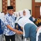 Gubernur Sulawesi Tengah, Anwar Hafid, menyapa dan bersalaman dengan para anggota Ikatan Bidan Indonesia (IBI) Sulteng dalam acara kolaborasi mendukung program BERANI Sehat, yang fokus pada peningkatan layanan kesehatan ibu dan anak serta pencegahan stunting.