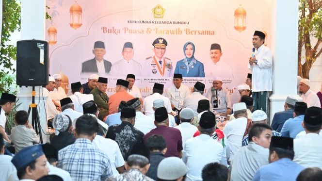 
 Gubernur Sulawesi Tengah, Anwar Hafid, bersama Kerukunan Keluarga Bungku (KKB) melaksanakan buka puasa dan Tarawih berjamaah di kediamannya, Sabtu (15/03/2025). Acara ini bertujuan mempererat silaturahmi keluarga besar Bungku. Foto: Pemprov Sulteng