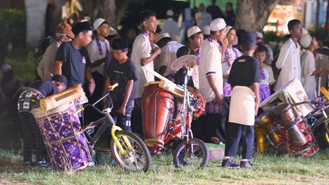 
 Peserta Festival Musik Sahur di Tawaeli tengah bersiap dengan peralatan musik tradisional mereka, memeriahkan suasana Ramadan sekaligus melestarikan budaya lokal. Foto: Pemkot Palu