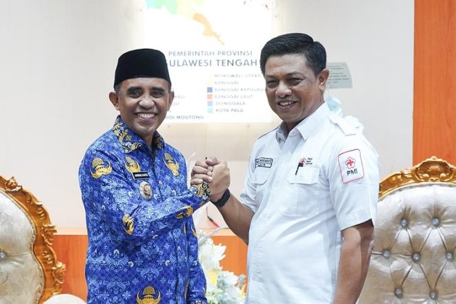 
 Anwar Hafid dan Hidayat Lamakarate berjabat salam komando dalam audiensi membahas ketersediaan stok darah rumah sakit di Sulawesi Tengah. Foto: Pemprov Sulteng.