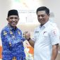 Anwar Hafid dan Hidayat Lamakarate berjabat salam komando dalam audiensi membahas ketersediaan stok darah rumah sakit di Sulawesi Tengah. Foto: Pemprov Sulteng.