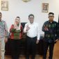 Wakil Wali Kota Palu, Imelda Liliana Muhidin (kedua dari kiri), bersama Kepala Pusat Pengelolaan Sampah Regional Sulawesi dan Maluku, Dr. Azri Rasul (tengah), serta jajaran Pemerintah Kota Palu dalam pertemuan membahas pengelolaan sampah. Pertemuan ini menegaskan pentingnya kolaborasi antara pemerintah dan masyarakat untuk menciptakan Kota Palu yang bersih dan bebas sampah, Kamis 13 Maret 2025. Foto: Pemkot Palu