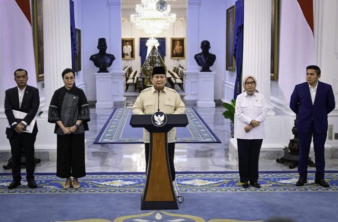 
 Presiden Prabowo Subianto mengumumkan kebijakan pemberian THR dan Gaji ke-13 bagi Aparatur Negara, termasuk ASN, PPPK, Hakim, prajurit TNI-Polri, serta para pensiunan di Istana Merdeka, Jakarta, pada Selasa, 11 Maret 2025. (Foto: BPMI Setpres)
