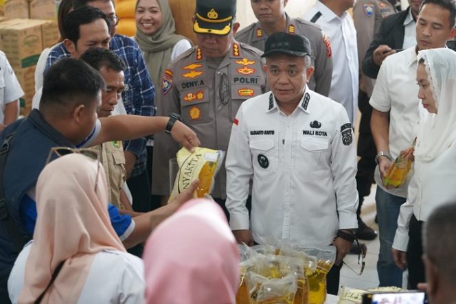 
 Wali Kota Palu, Hadianto Rasyid, didampingi Wakil Wali Kota Imelda Liliana Muhidin, serta Kapolresta Palu Kombes Pol Deny Abrahams, memantau langsung penjualan minyak goreng bersubsidi Minyakita di Pasar Masomba, Rabu (12/3/2025). Peninjauan ini bertujuan untuk memastikan kestabilan harga bahan pokok dan distribusi yang sesuai aturan, khususnya di bulan Ramadan dan menjelang lebaran. Foto: Pemkot Palu